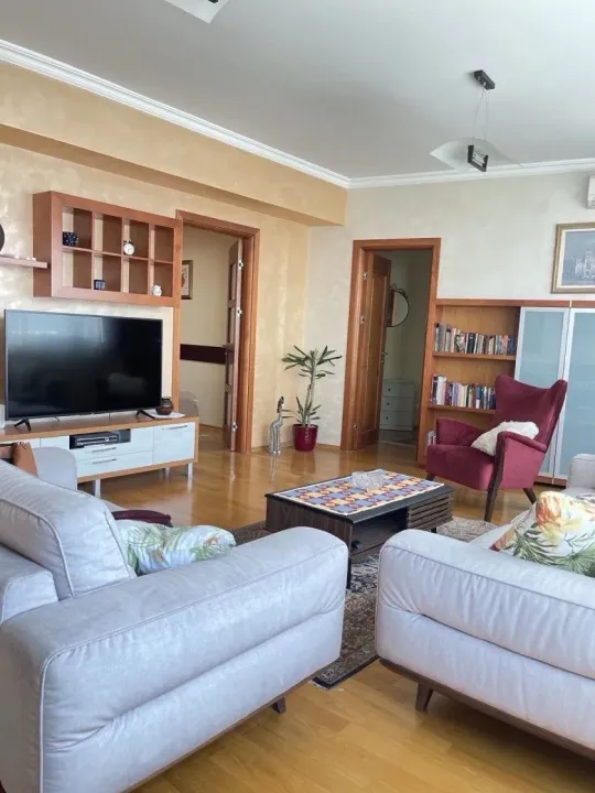 Izdavanje, dvosoban stan, 100m², Centar, Podgorica