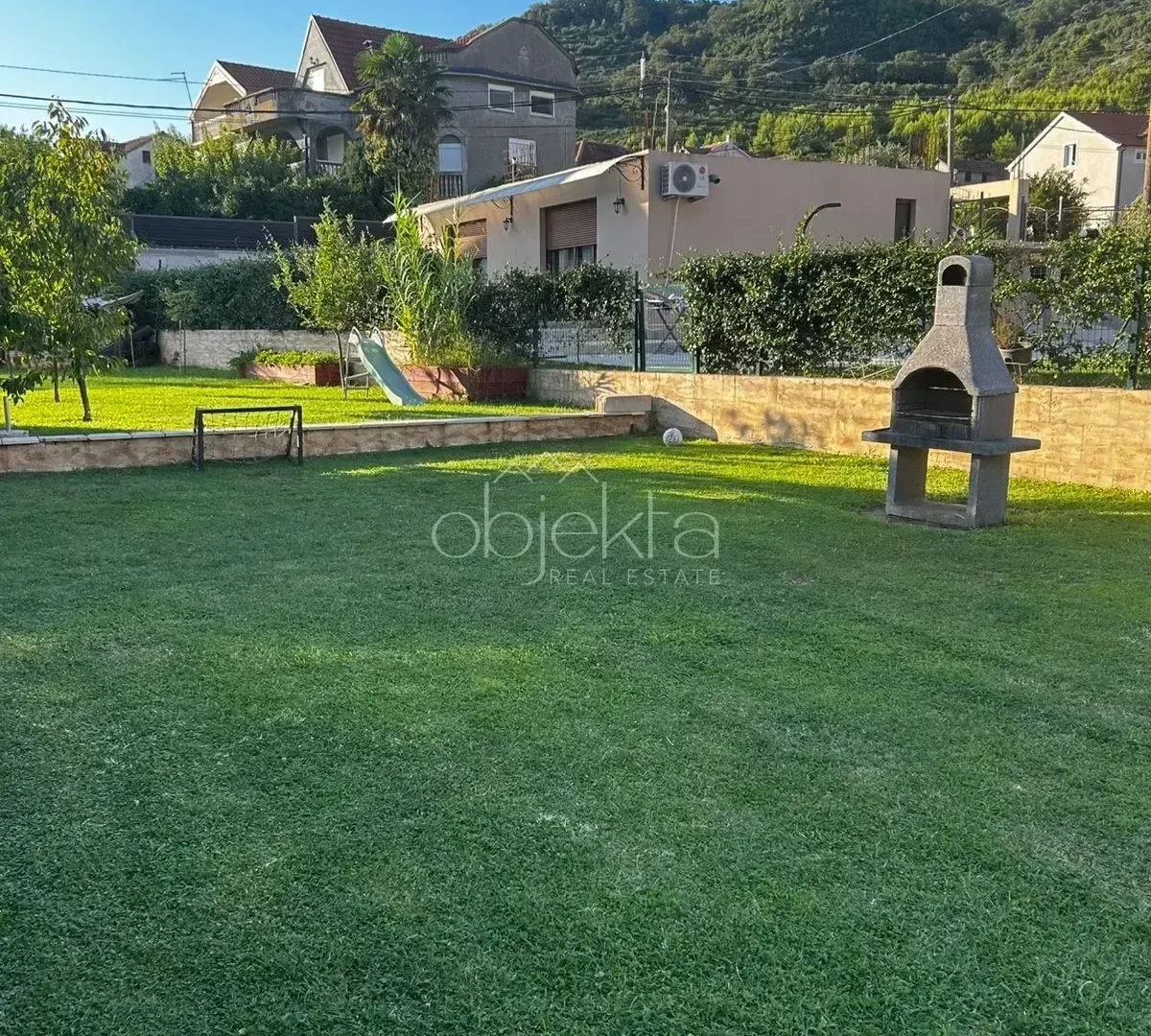 Izdavanje, kuća, 220m², Tivat, Crna Gora