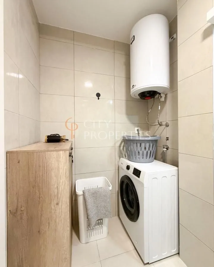 Bathroom equipped with a washing machine and a water heater.