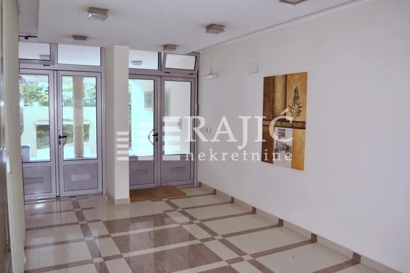 Izdavanje, trosoban stan, 82m², Savski Venac, Beograd