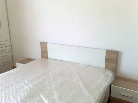 Svijetla spavaća soba sa bračnim krevetom i noćnim stočićima. - image 6