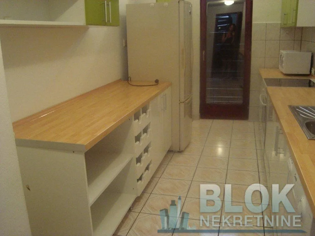 Izdavanje, kuća, 200m², Gorica C, Podgorica