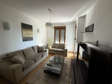 Dnevna soba sa garniturom za sedenje, stočićem i TV komodom. - image 11