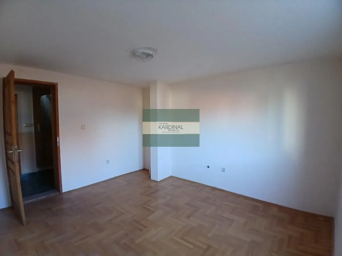 Sale, house, 536m², XI Kongres, Paraćin