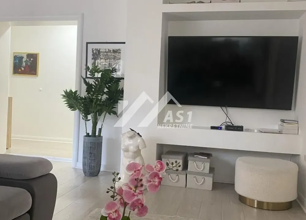 Izdavanje, trosoban stan, 121m², Centar, Novi Sad