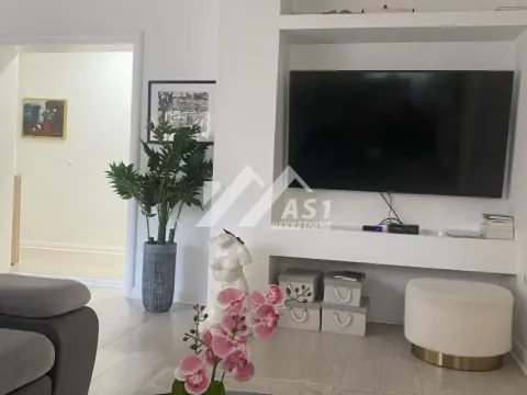 Izdavanje, trosoban stan, 121m², Centar, Novi Sad