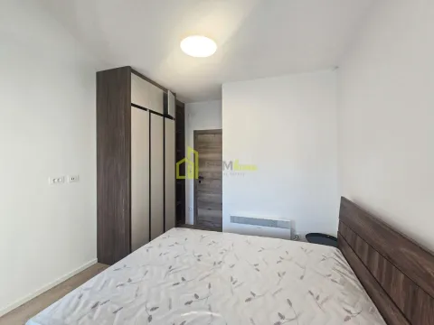 Namještena spavaća soba sa bračnim krevetom i ugradnim ormarom. - image 6