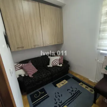 Manja dnevna soba sa garniturom i visećim elementima. - image 9
