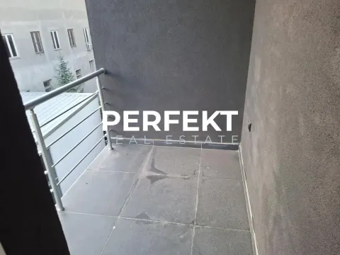 Prazan balkon sa tamnim zidovima i metalnom ogradom. - image 11