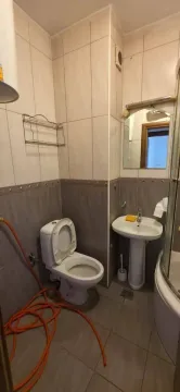 Manje kupatilo sa sanitarijama, umivaonikom i tuš kabinom. - image 14