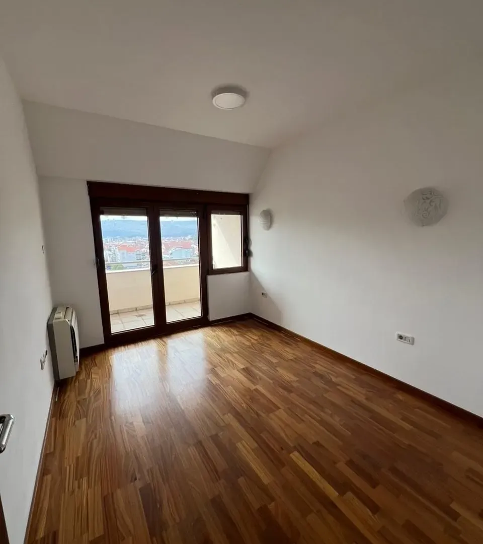 Izdavanje, četvorosoban stan, 200m², Preko Morače, Podgorica