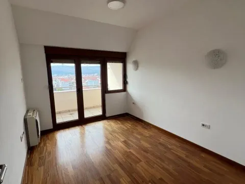 Izdavanje, četvorosoban stan, 200m², Preko Morače, Podgorica - image 11