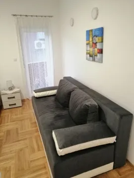 Dnevna soba sa garniturom i parketom. - image 4