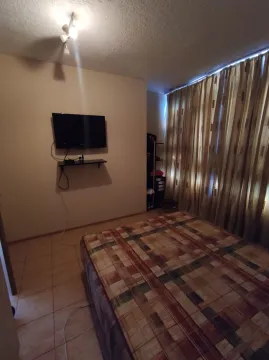 Spavaća soba sa televizorom montiranim na zidu i velikim krevetom. - image 7