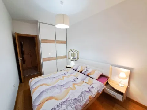 Namještena spavaća soba sa bračnim krevetom, ormarom i noćnim stočićima. - image 2