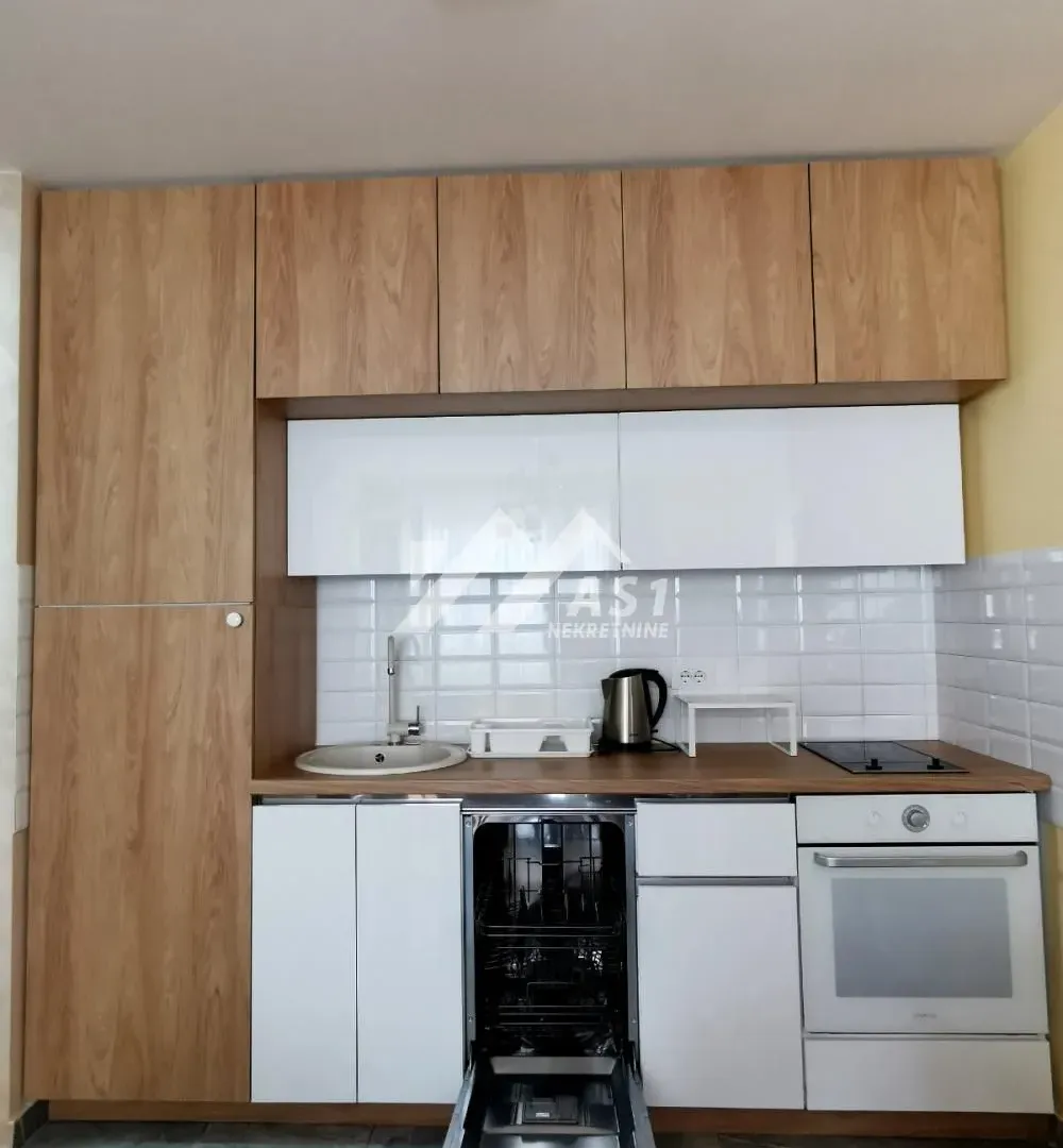 Izdavanje, jednosoban stan, 37m², Bulevar Oslobodjenja, Novi Sad Sve Podlokacije