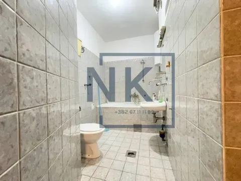 Manje kupatilo obloženo keramičkim pločicama sa kadom, umivaonikom i wc šoljom. - image 7