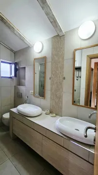 Moderne kupatilo sa dva umivaonika i drvenim elementima. - image 5