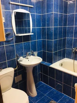 Kupatilo sa plavim pločicama i kadom. - image 3