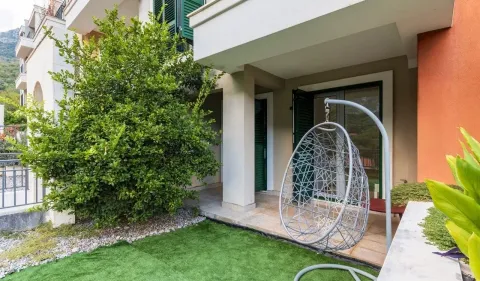 Terasa sa visećom foteljom i pogledom na zelenilo. - image 2