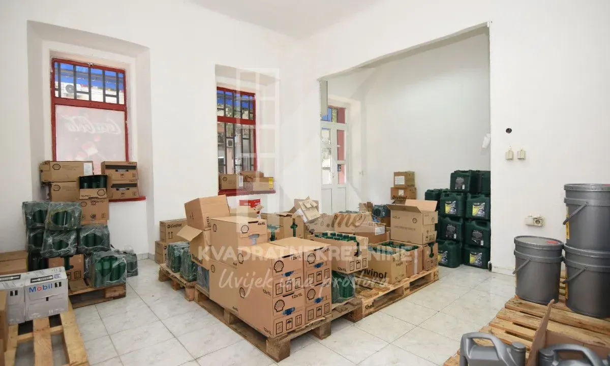 Izdavanje, poslovni prostor, 32m², Centar, Podgorica