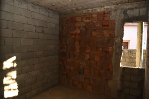 Nepotpun prostor u izgradnji sa golim zidovima od cigle i betona. - image 6