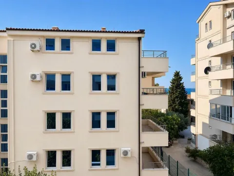 Rent, two bedroom apartment, 105m², Petrovac, Budva - image 2