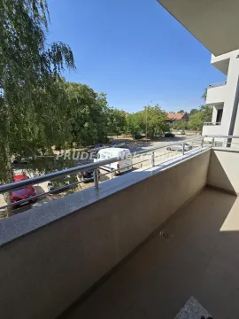 Pogled sa balkona na ulicu i zelenu površinu. - image 7