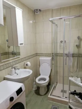 Kupatilo opremljeno tuš kabinom, umivaonikom i WC šoljom. - image 5