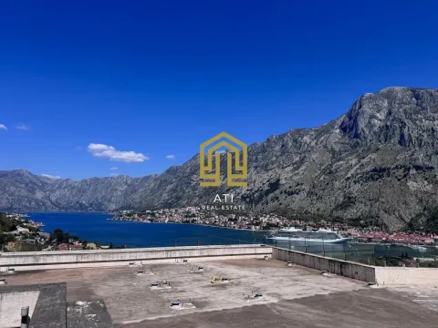 Pogled na zaliv i planine sa terase. - image 2