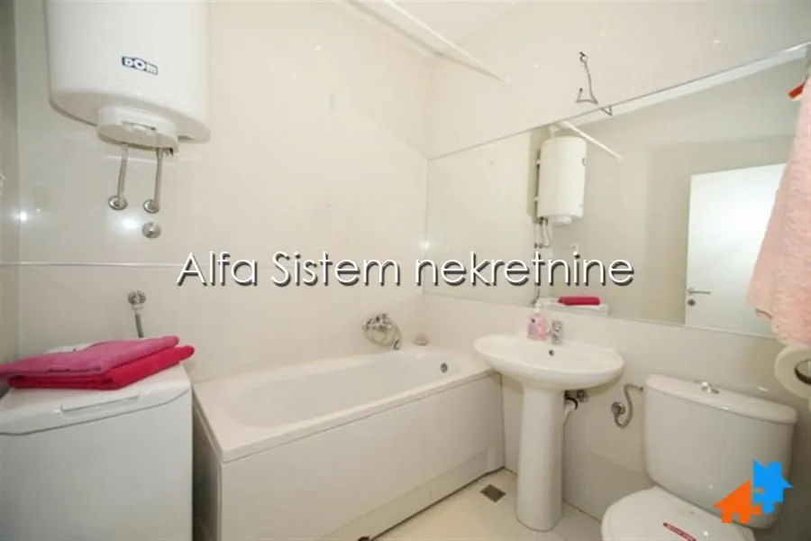 Kupatilo opremljeno kadom, umivaonikom, WC šoljom i bojlerom.