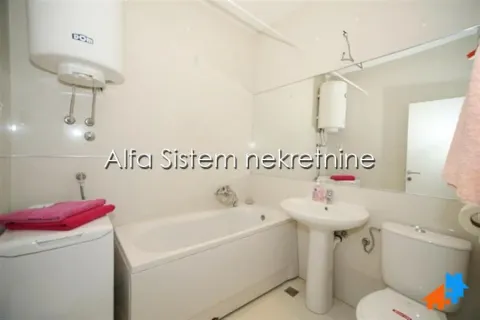 Kupatilo opremljeno kadom, umivaonikom, WC šoljom i bojlerom. - image 16