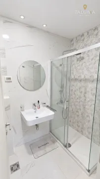 Moderno opremljeno kupatilo sa tuš kabinom i umivaonikom. - image 5