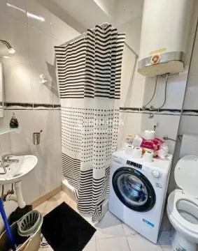 Manje kupatilo sa tuš kabinom, umivaonikom i veš mašinom. - image 12