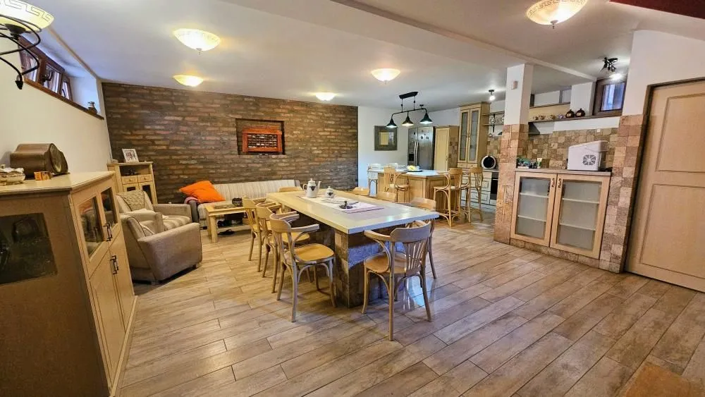 Izdavanje, kuća, 180m², Kalenić Pijaca, Vračar Sve Podlokacije