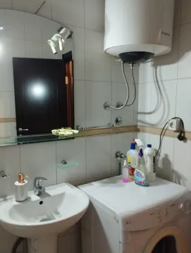 Kupatilo sa lavaboom, ogledalom i veš mašinom. - image 13