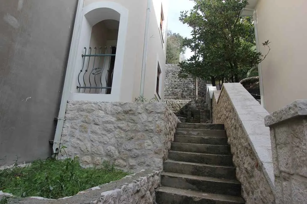 Kamene stepenice koje vode ka ulazu u kuću.