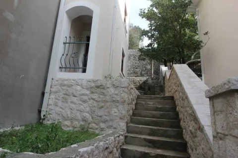 Kamene stepenice koje vode ka ulazu u kuću. - image 38