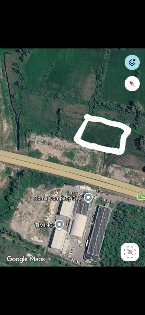 Satelitski snimak zemljište sa ucrtanom granicom parcele.