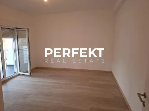 Prazna soba sa svetlim parketom i izlazom na terasu. - image 4