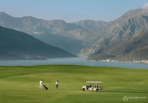 Pogled na golf teren, more i planine u pozadini. - image 13