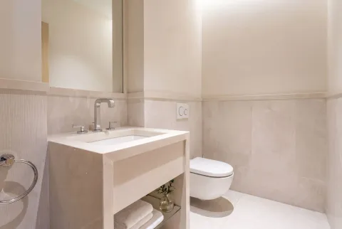 Moderno kupatilo sa elegantnim lavaboom i toaletom u svijetlim tonovima. - image 9