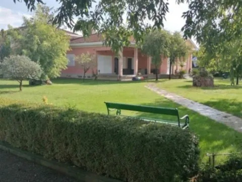 Izdavanje, kuća, 350m², Donja Gorica, Podgorica