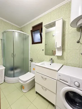Manje kupatilo sa tuš kabinom, umivaonikom, toaletom i veš mašinom. - image 5