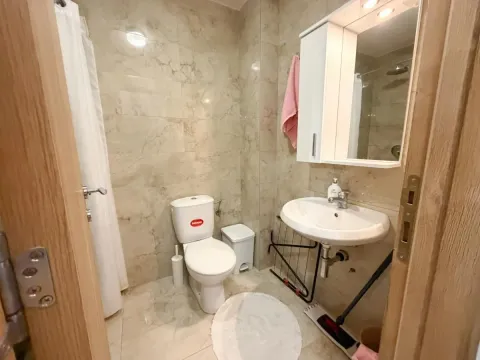 Manje kupatilo sa lavaboom, wc šoljom i tuš kabinom. - image 5