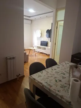 Pogled iz trpezarije na dnevnu sobu sa garniturom i televizorom. - image 2