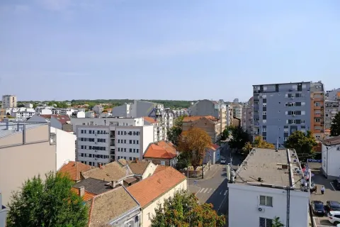 Pogled sa terase na gradsko naselje i ulice. - image 19