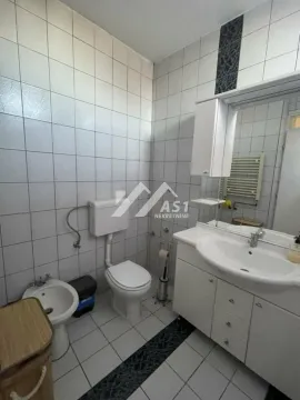 Kupatilo opremljeno sanitarijama, umivaonikom sa ormarićem i ogledalom. - image 7