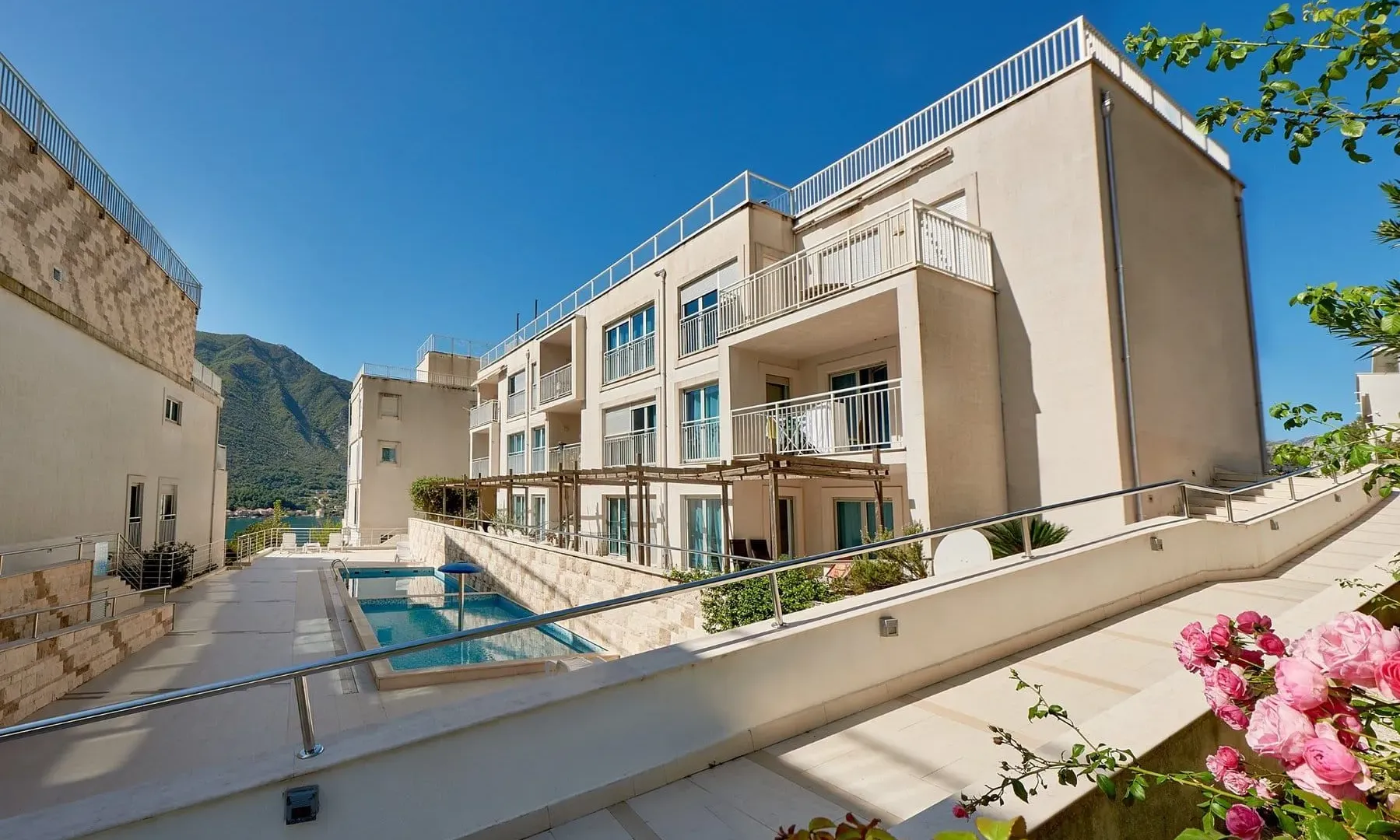 Prodaja, dvosoban stan, 75m², Dobrota, Kotor