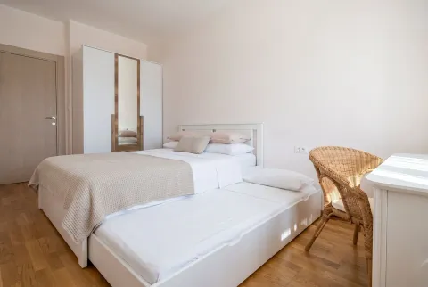 Rent, three bedroom apartment, 65m², Budva, Crna Gora - image 11